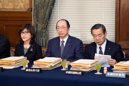 自民党総務会での中川雅治（中央）、左は稲田政調会長、右は溝手参議院議員会長