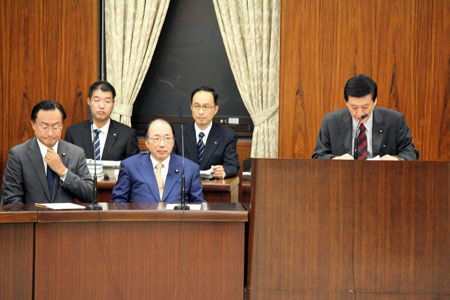 参議院憲法審査会で幹事に選任された中川雅治（前列左から２番目）