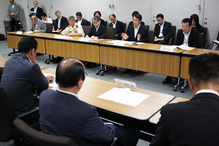 北関東防衛局幹部と自民党昭島市議団との意見交換の様子