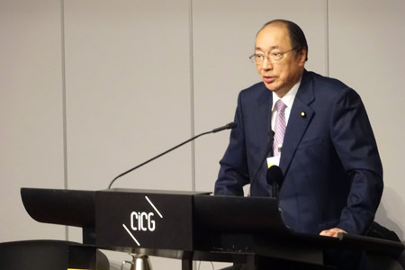 日本国の環境大臣として演説する中川雅治