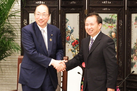 中国の李幹傑・生態環境部長と会談前の握手