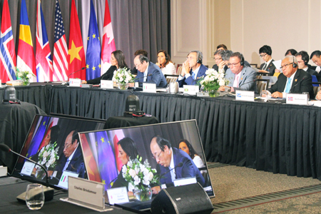 Ｇ７環境大臣会合で発言する中川雅治（左から２人目）