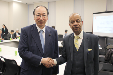 アトゥール・カレ国連事務次長（右）と握手する中川雅治