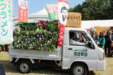 野菜や花でデコレーションした軽トラック