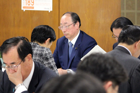 自民党税制調査会総会での中川雅治(奥の人)